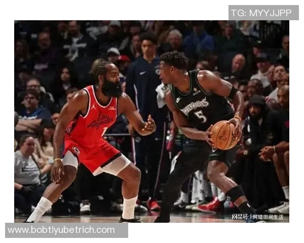 哈登绝杀三分遭打手心情低落却依然穿越人海温暖拥抱马克西母亲 哈登绝杀三分遭打手心情低落却依然穿越人海温暖拥抱马克西母亲